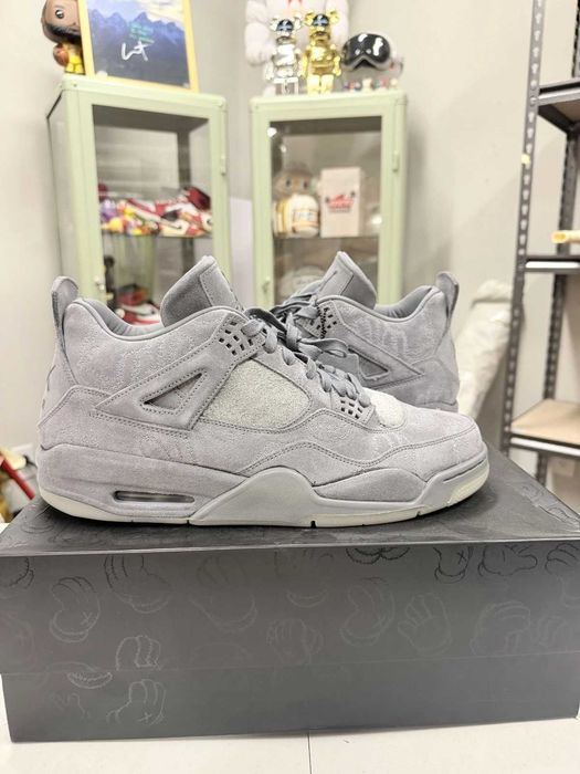 Sneakers Jordan4 Retro Kaws cu eticheta (nu Nike, Gucci, Adidas, Balenciaga)