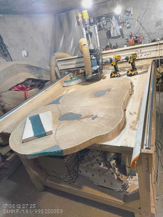 Изработка на маси дъски и други от дърво и смола