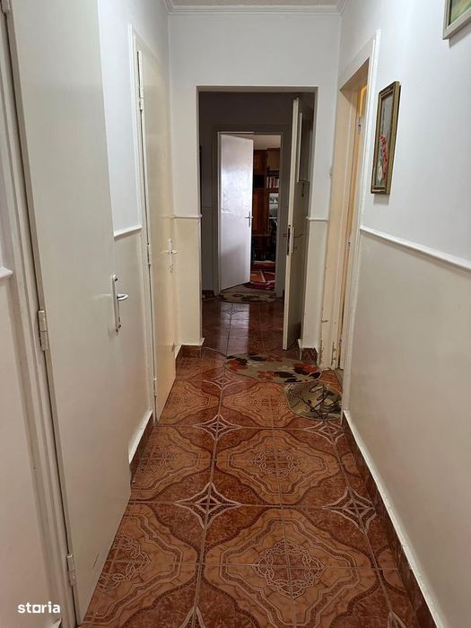 Vand apartament 3 camere Onesti disponibil.