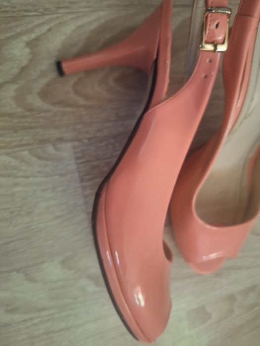 Червени  лачени боти