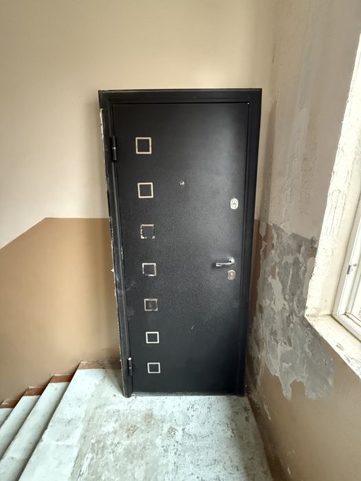 Продаю дверь входную, 1 петля сломана