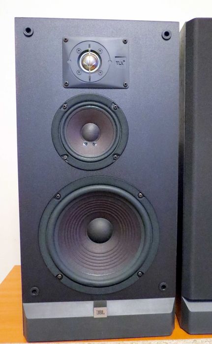 Boxe JBL TLX 25 , power: 80-120 watts , Impedance : 8 ohms , 3-way rear-ported speakers , bass de 20 cm , medie 10 cm , inalte cu calota titan