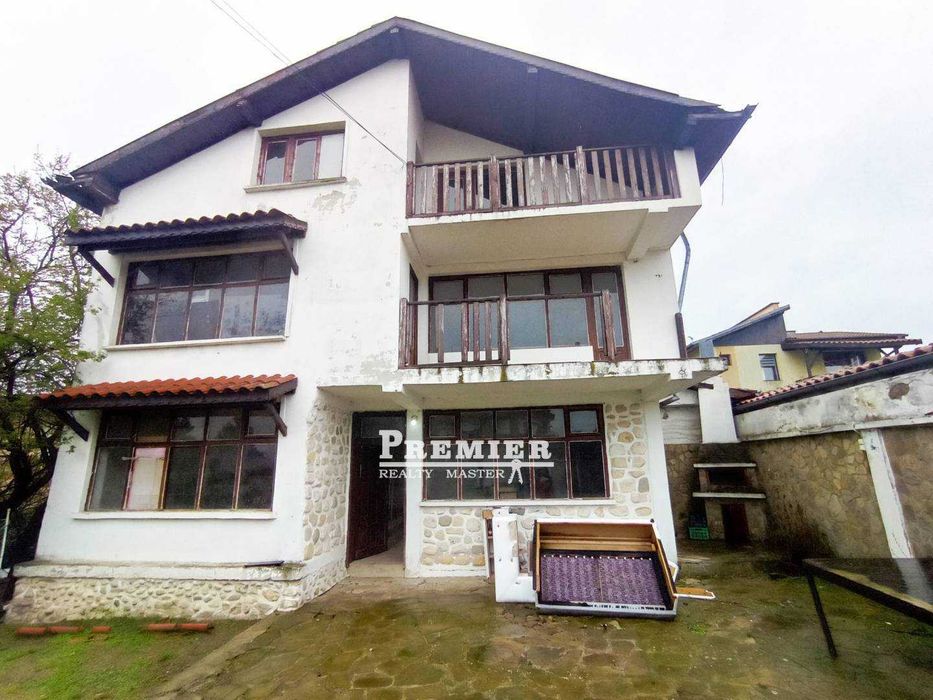 Продаваме триетажна тухлена къща в село Тънково