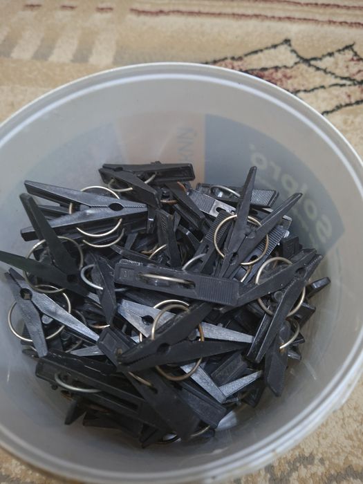 Тарелки, прищепки, крышки.