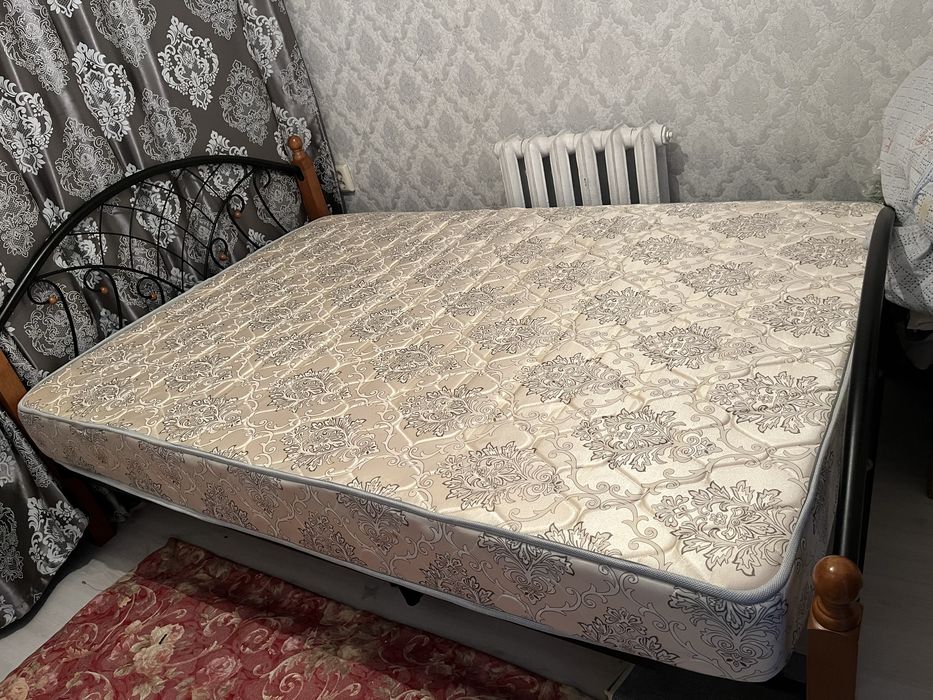 Кровать с матрасом