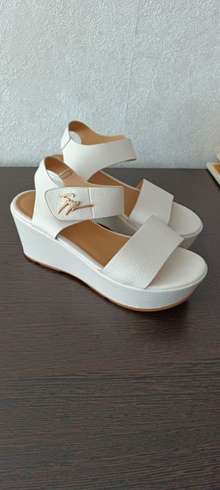 Продам босоножки женские
