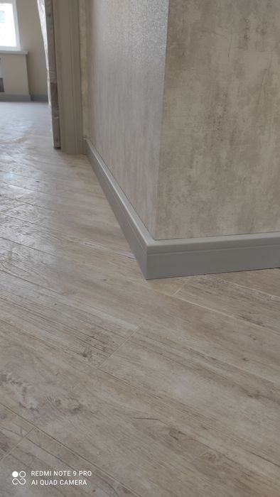 Профессиональная установка плинтусов