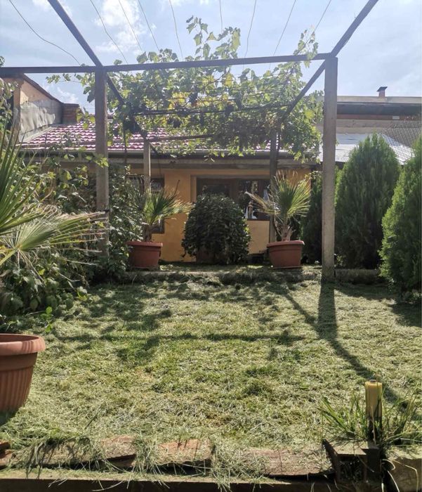 Продават етаж от къща