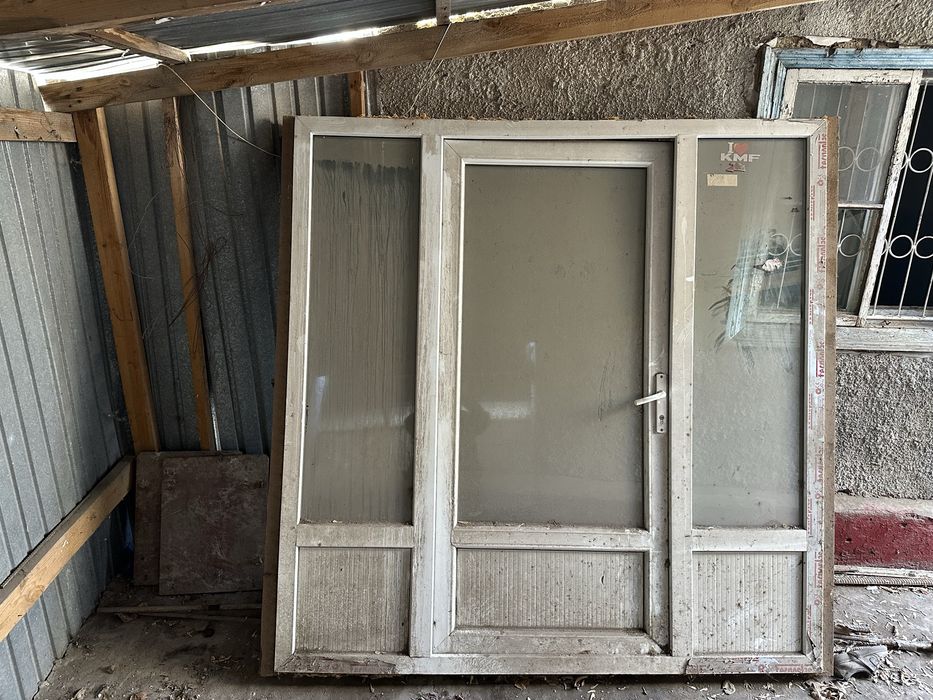 Пластиковая дверь