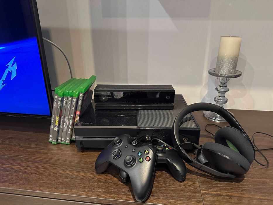 Vând Xbox One 1TB + 1 manetă + Kinect + casti + jocuri