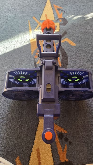 Dart Zone Dartstorm Motorized Belt Blaster, который вмещает ленту на 4