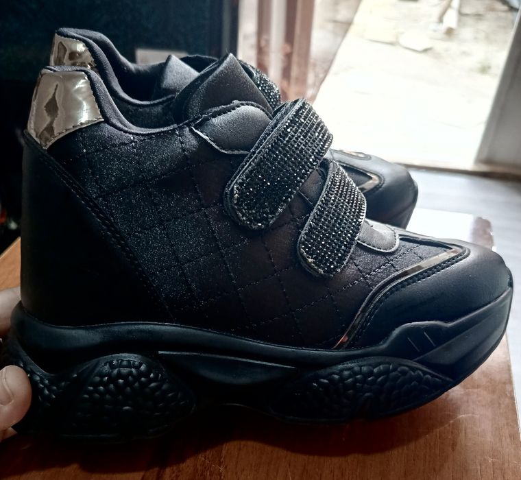 Модница кизла учун оёк кийим.