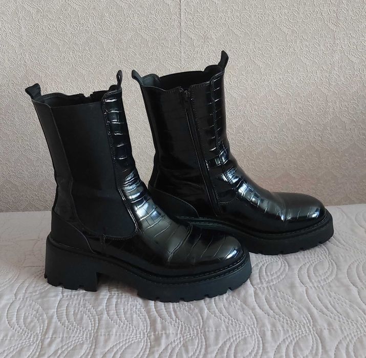 Продавам дамски черни боти номер 40 с цип, с платформа