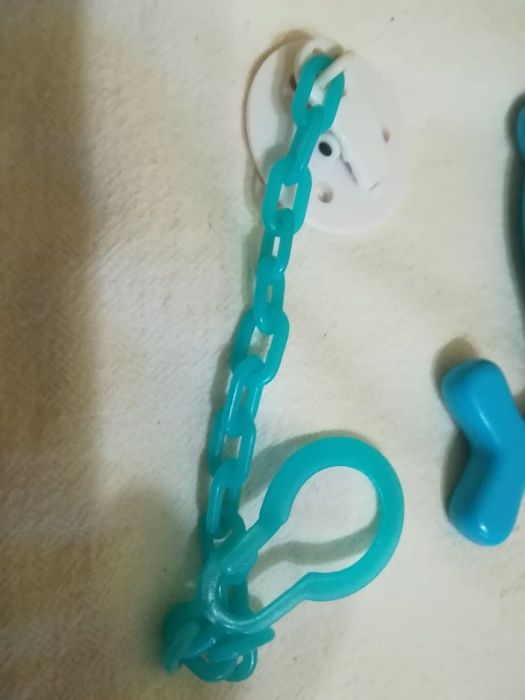 Термометър за вана, бебешка четка за коса, клипс и кутия за биберин