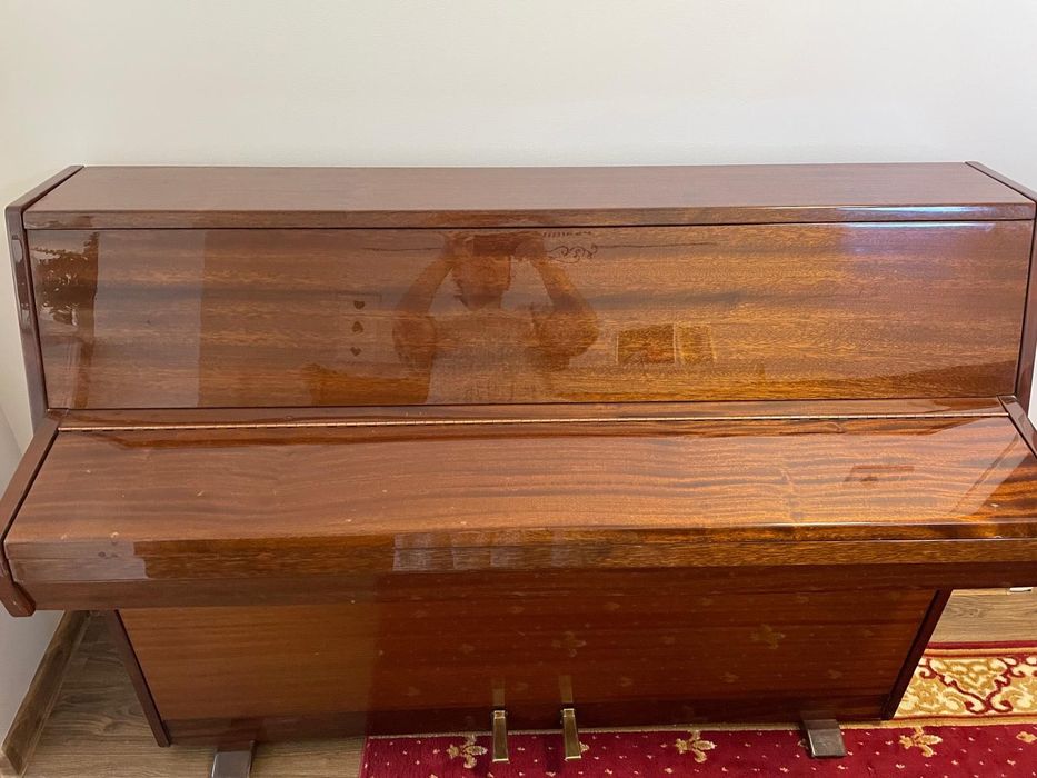 Vând pianine aduse din Anglia