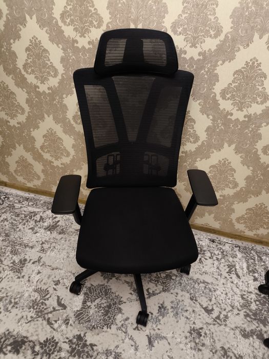 Офисное кресло AUG — до 130 кг, эргономичное, отличное состояние