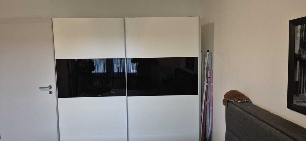 Продавам бял  гардероб с плъзгащи се врати