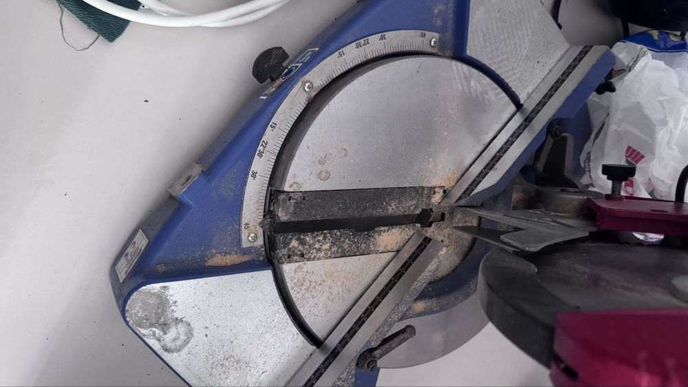 Торцовочна пила с площадка Femi 741