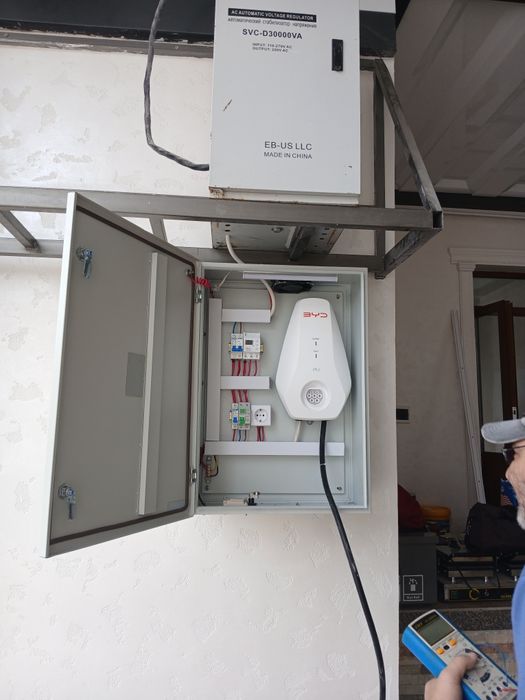 Установка зарядного устройства для электромобиля. Elektromobil  zaryad