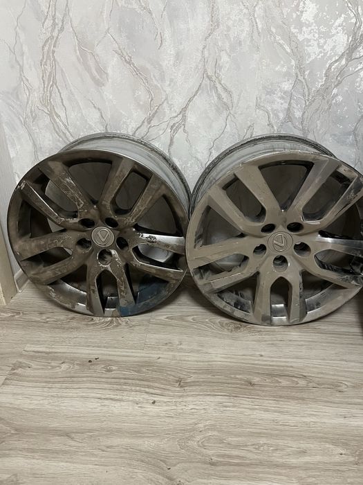 Продам зимние шины на Lexcus