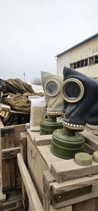 Противогаз маска и бинт спирт