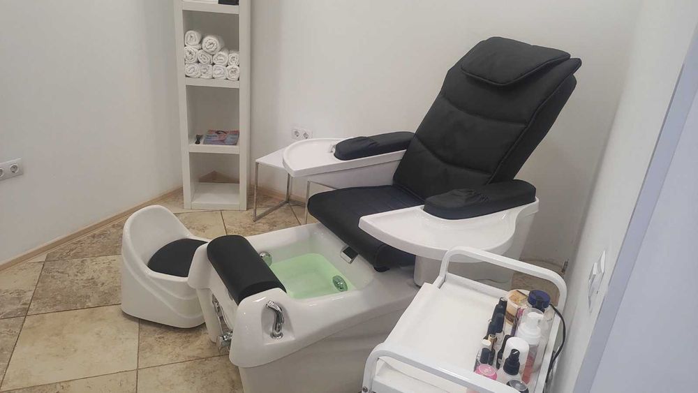 Стол за спа педикюр/маникюр/масаж + табуретка Omega - черен/бял