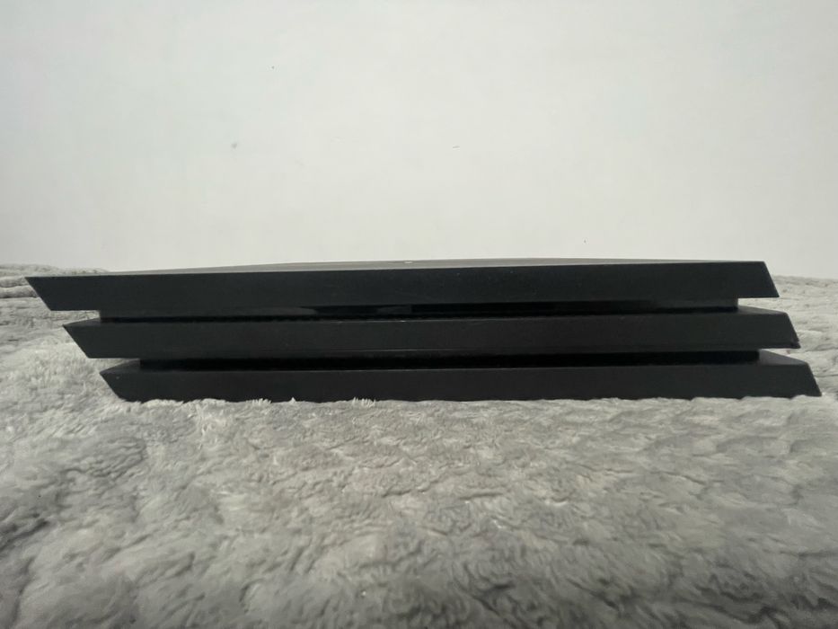 PS4 PRO 1TB CUH-7216B + Controller PS4 Roșu + 3 Jocuri - Stare Excelentă