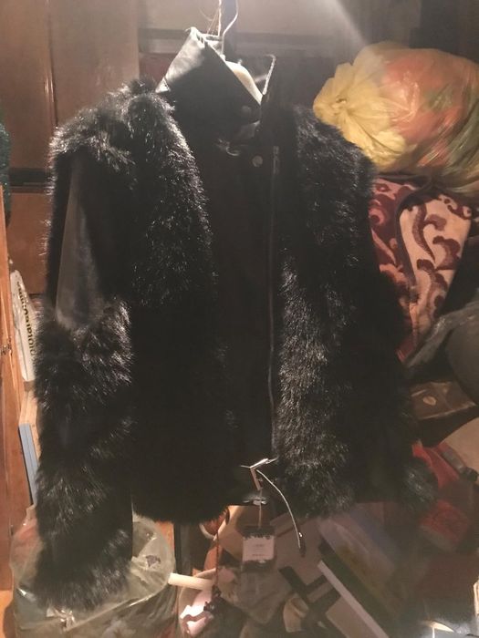 Vând geaca piele cu blana nouă