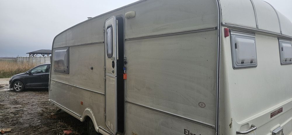 Vând rulotă în stare bună fără infiltratii masa totala 1100 kg