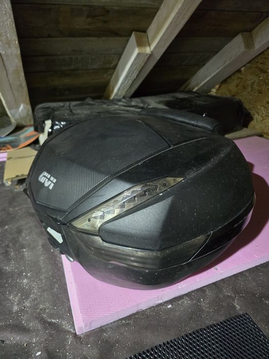 Givi topcase cu spatar moto