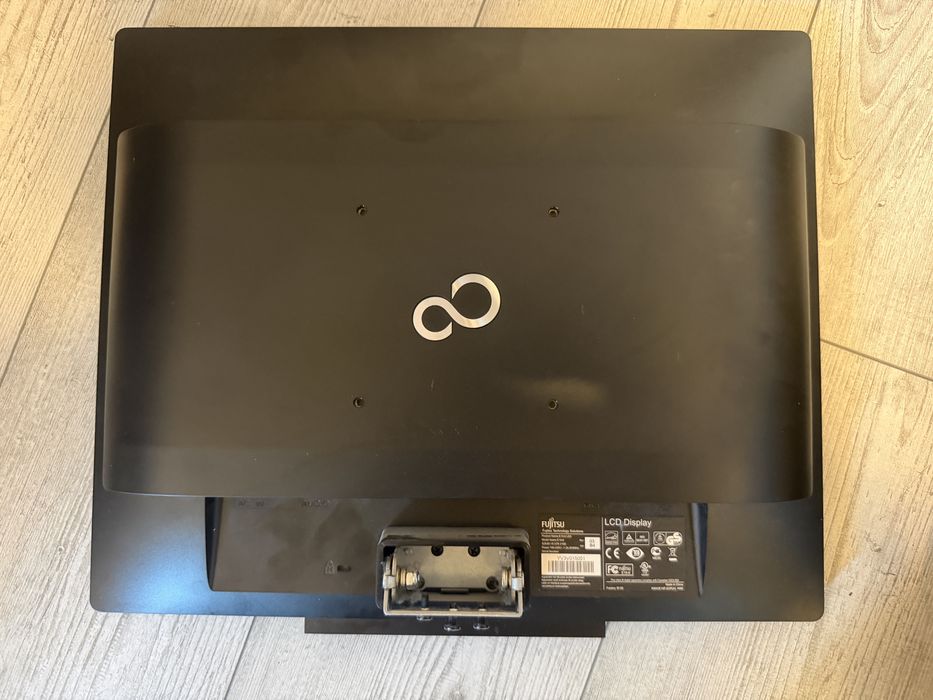 2x Monitoare Fujitsu E19-6 LED 19” – 1280x1024, VGA + DVI