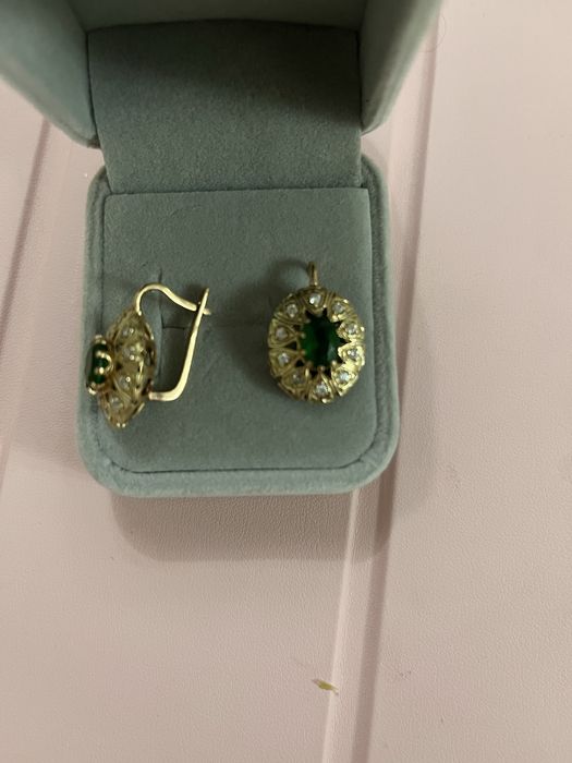 Продам серьги с изумрудом