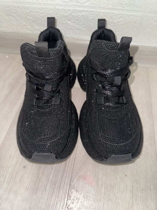 кроссовки со стразами