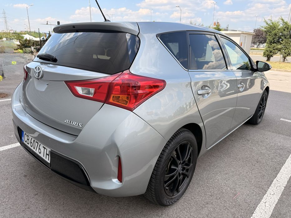Тойота Аурис Toyota Auris бензин