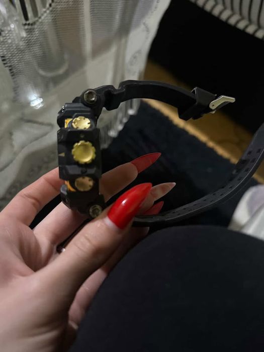 Чусто нов часовник черно и златно