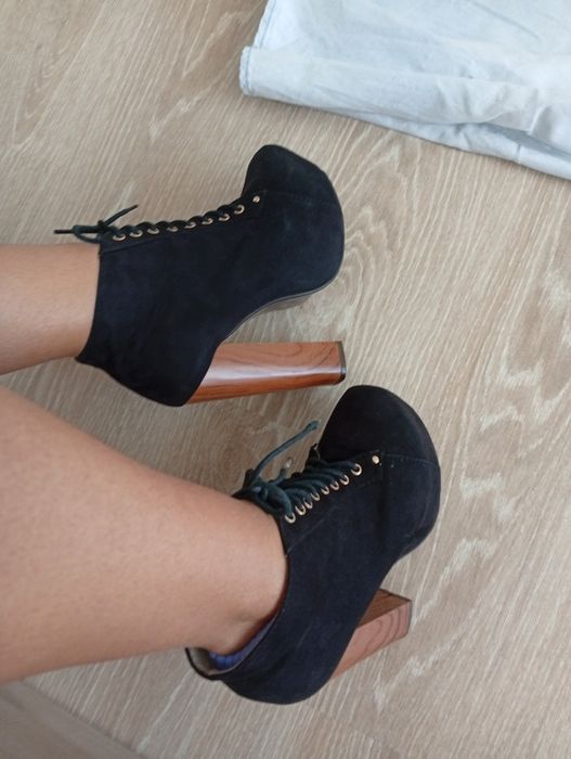 Продавам рокля с боти