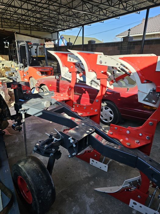 Плуг оборотный 3-х корпусный 3+1