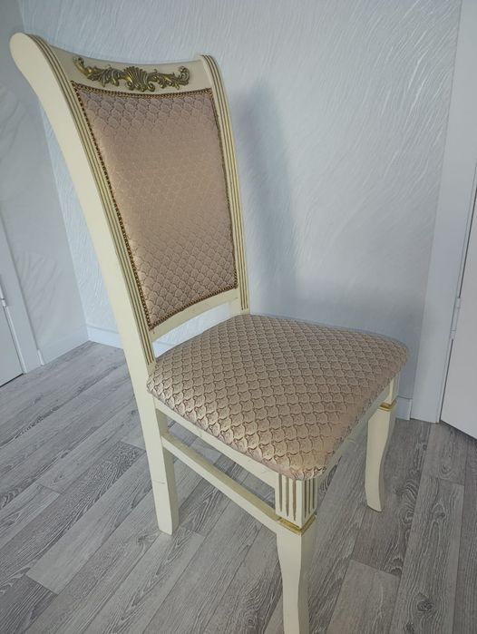 Стулья в количестве 14 штук.