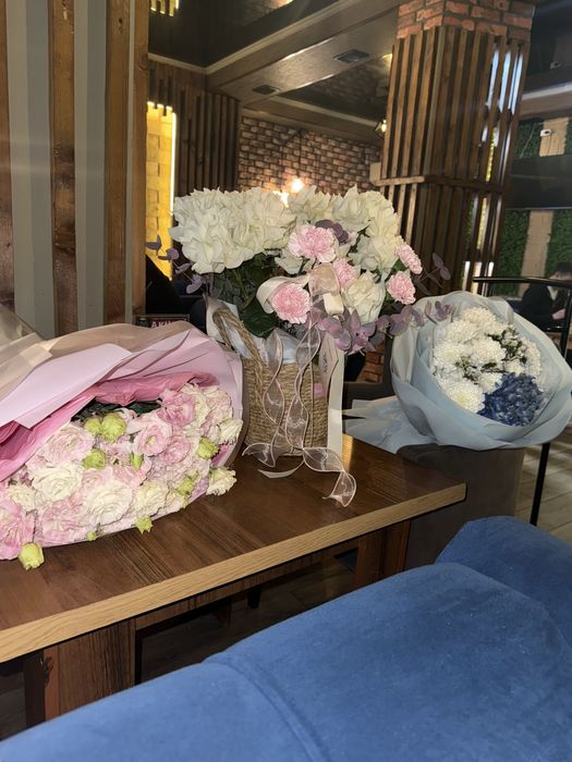 Букет с кашпо, лизиантус и хризантем