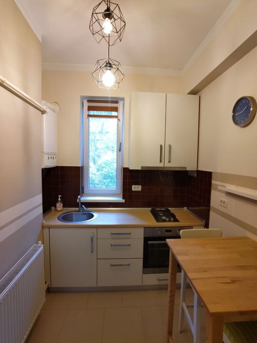 Închiriez apartament cu 1 cameră, pentru 1-2 persoane, nefumători, fără animale de companie (zona Univesalului)