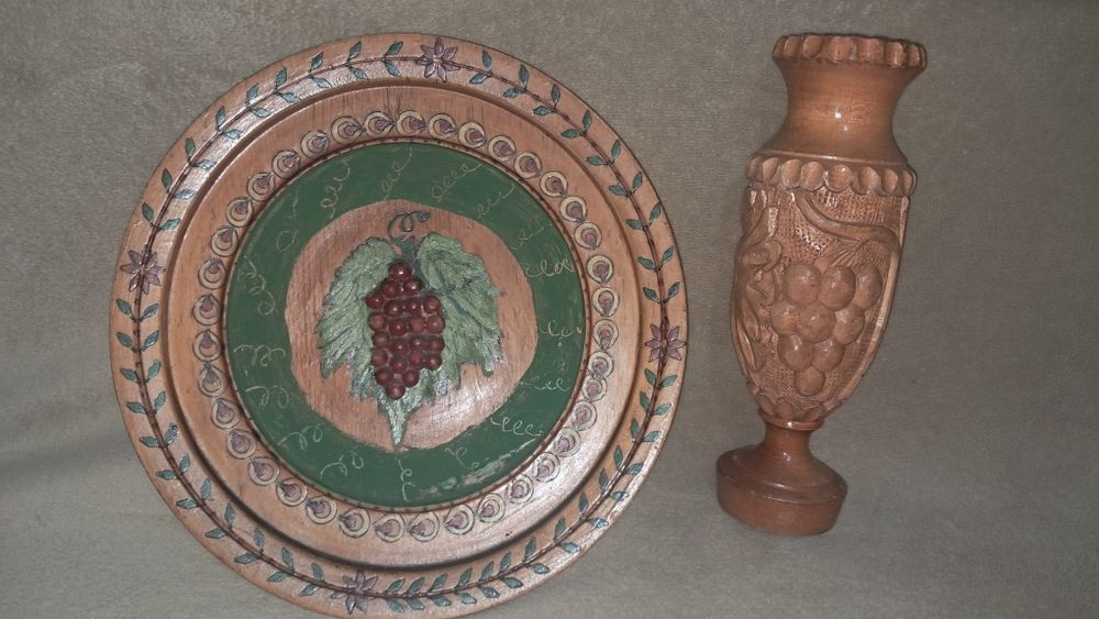 Farfurie si vaza din lemn sculptata cu vita de vie si struguri