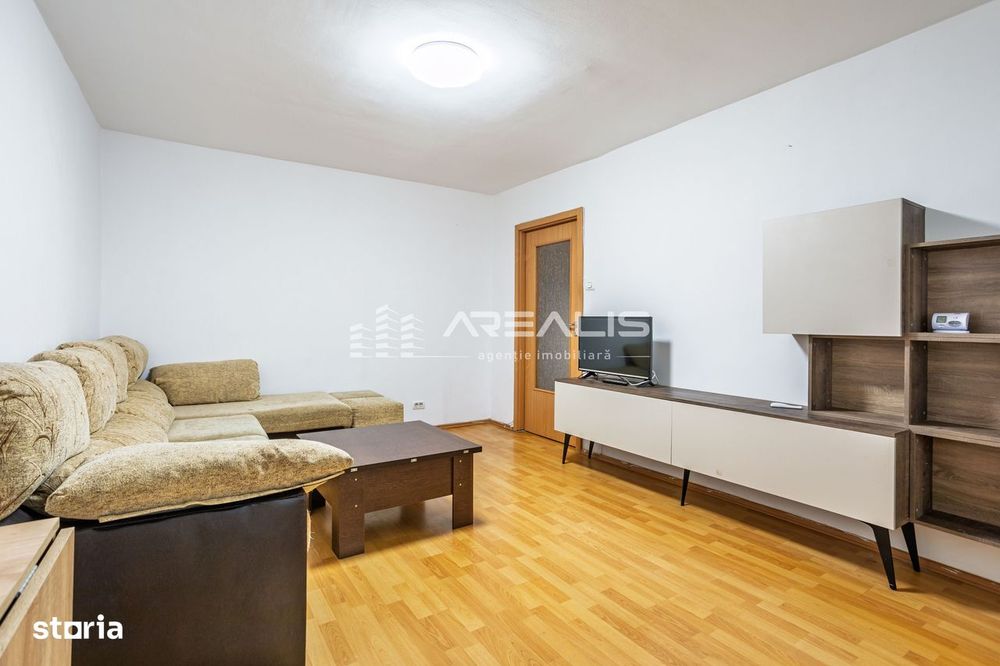 De închiriat -Apartament 3 camere, decomandat, zonă centrală