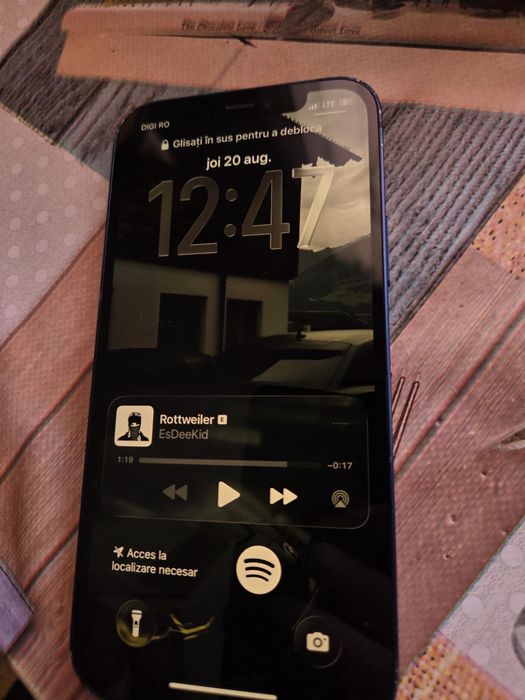 Iphone 12 albastru