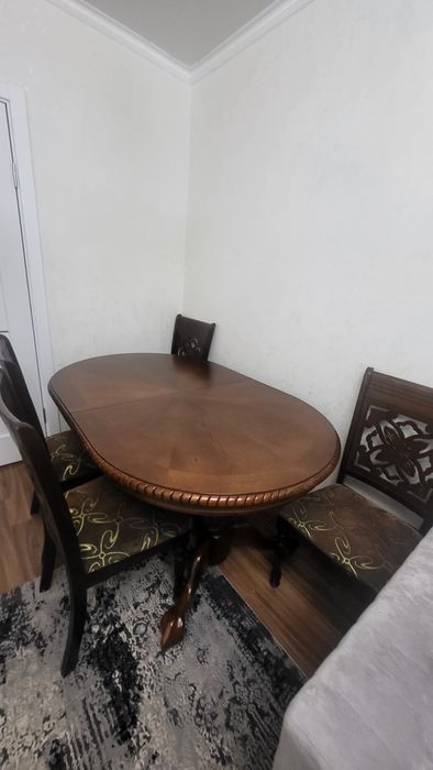 Продам стол со стульями.
