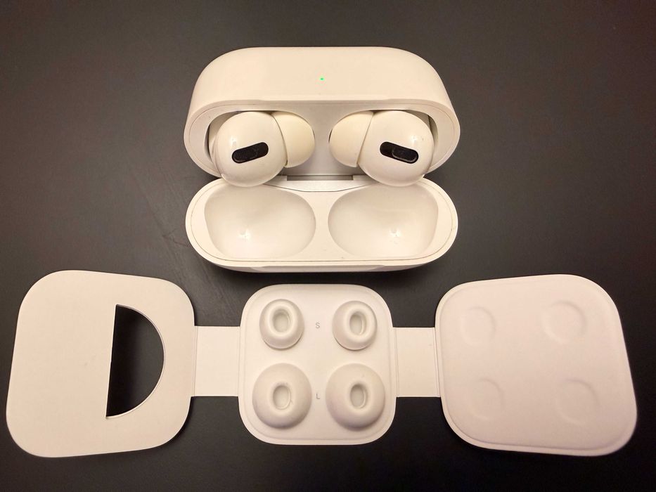 Оригинални Apple AirPods Pro + два кейса подарък