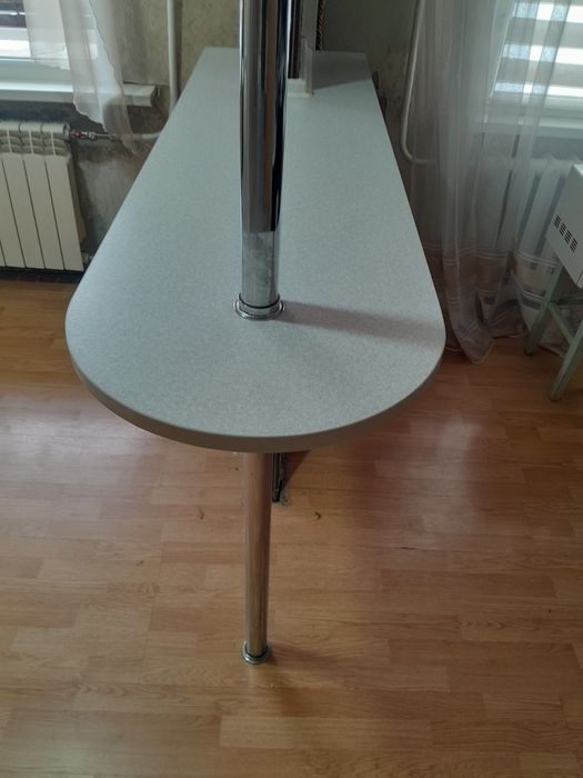 Барная стойка и 2 стула к ней