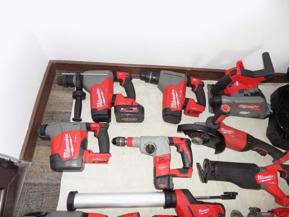 Fierastrau cu banda 12/18V Milwaukee M 18 FPS55 , M 18GG , C 18 PCG