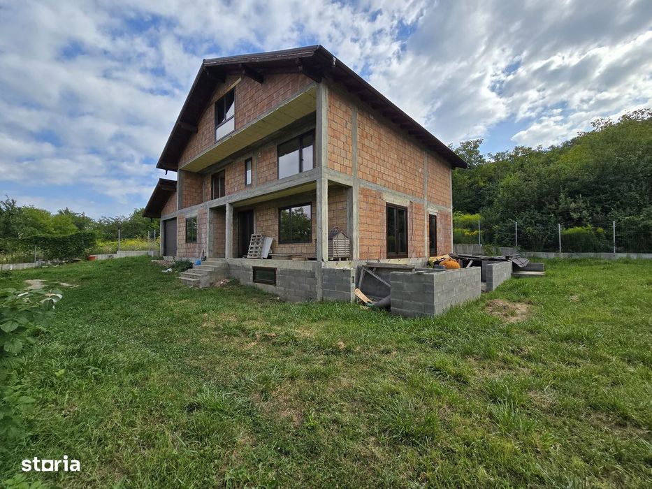 Casa la rosu zona dealul Jelnei