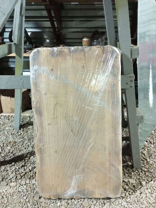 Декоративный деревянный стол