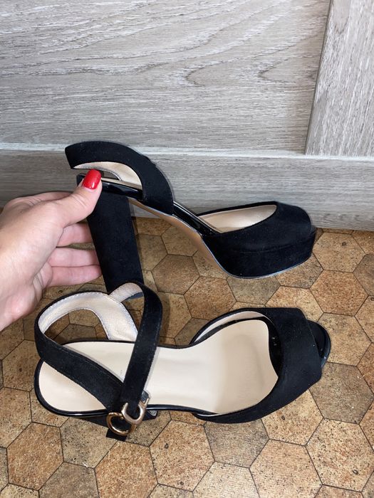 Продам красивые черные босоножки